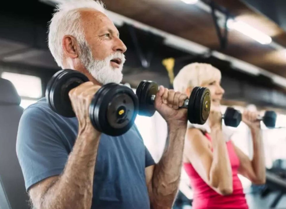 Treino intenso de musculação preserva força em idosos