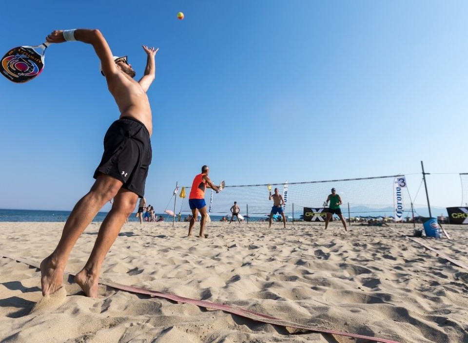 Quase metade dos praticantes de beach tennis já sofreu alguma lesão